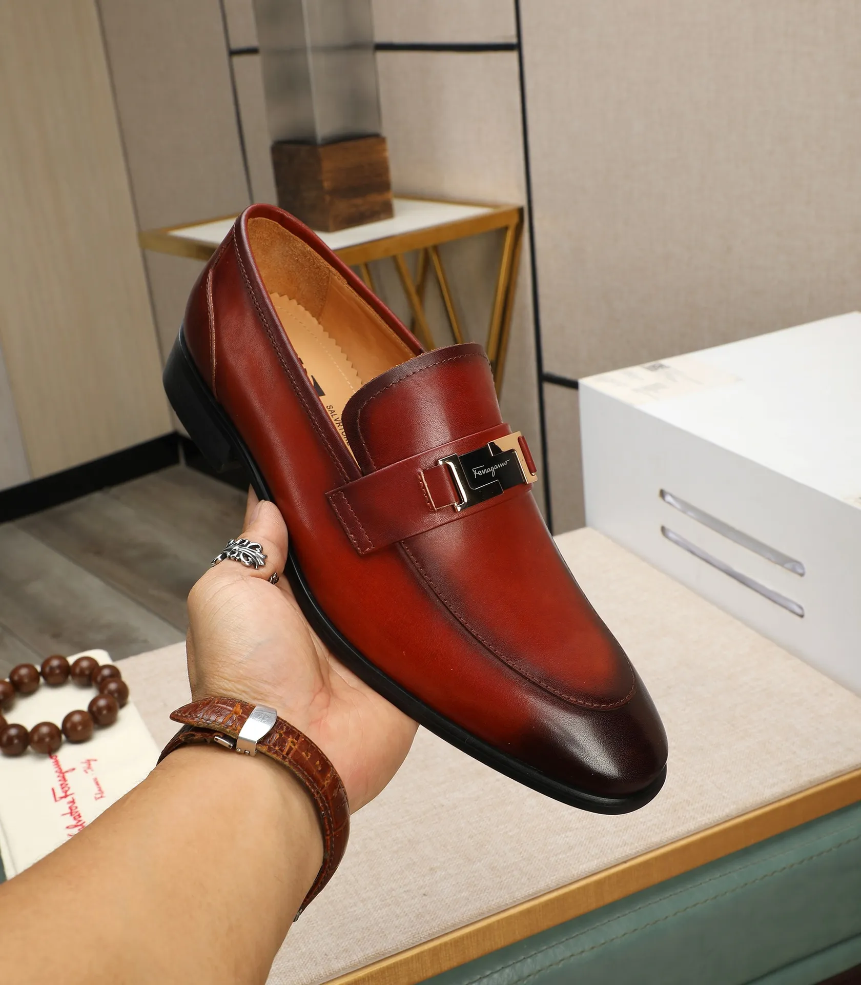 Men's shoes 💰540📛📛(water-dyed cowhide) Salvatore Ferragamo high-end (Salvatore Ferragamo) is the world's top luxury footwear brand. It comes from the fashion kingdom of Italy and is famous all over the world for its traditional handmade design and novel styles...🚶🏻🚶🏻New suit shoes are available simultaneously at the counter. This model is purely handmade. The fabric is imported from Italy's original first-layer cowhide. Soft water-dyed cowhide lining. Original authentic outsole🌀🌀Size: 38➖44 (45 customized)